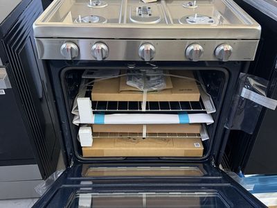 New open box Samsung - 30 in. Wide 5 Burner 6.0 cu. ft. Smart Freestanding Gas Range with Stainless Cooktop & Air Fry