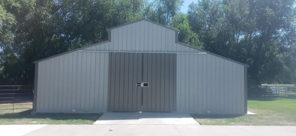 8 Stall Barn With Elevated Breezeway