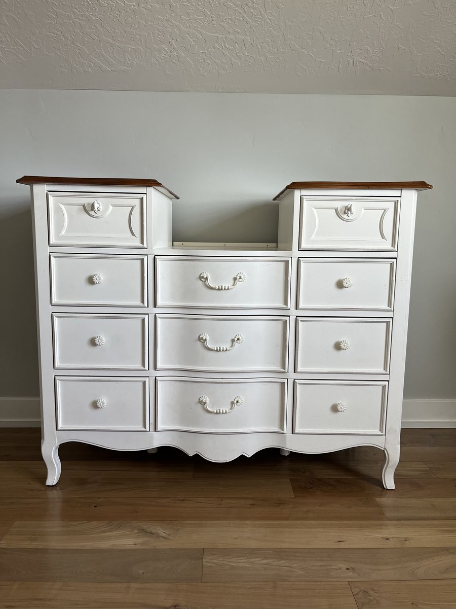 Stanley Furniture Dressing with 11 Drawers