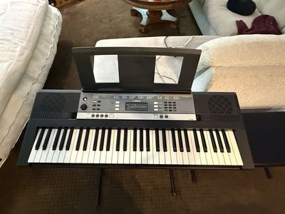 Yamaha YPT-240 Keyboard with stand/bench seat