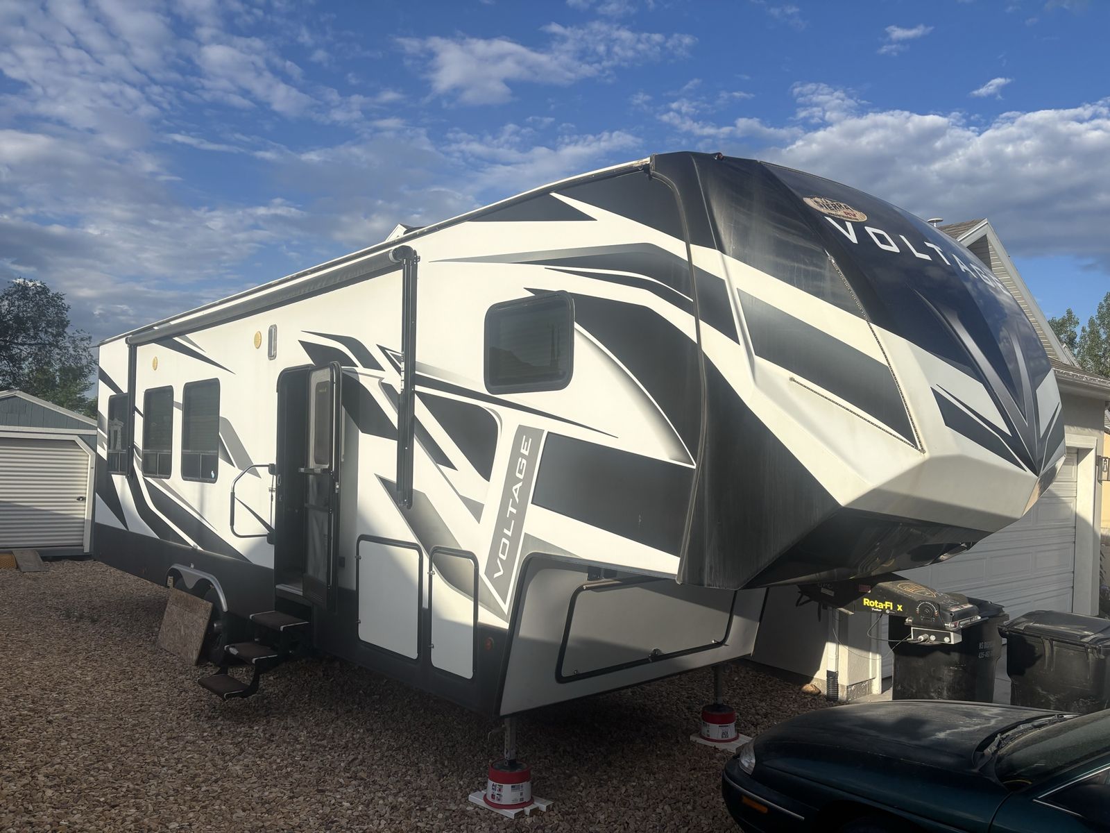 2020 Dutchman Voltage triton toy hauler series 3351