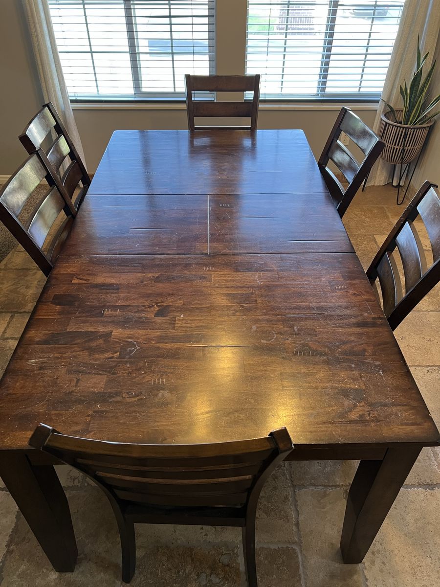 Extendable Dining Table with 6 Matching Chairs - Easy to Use Built-In Leaf