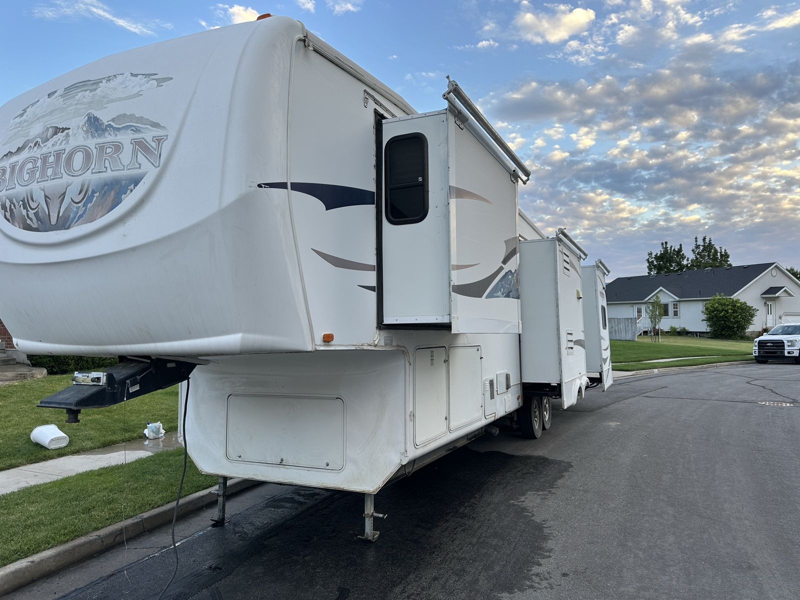 38’ Heartland Bighorn RL 3670 w/4 slides