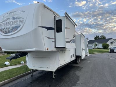 38’ Heartland Bighorn RL 3670 w/4 slides