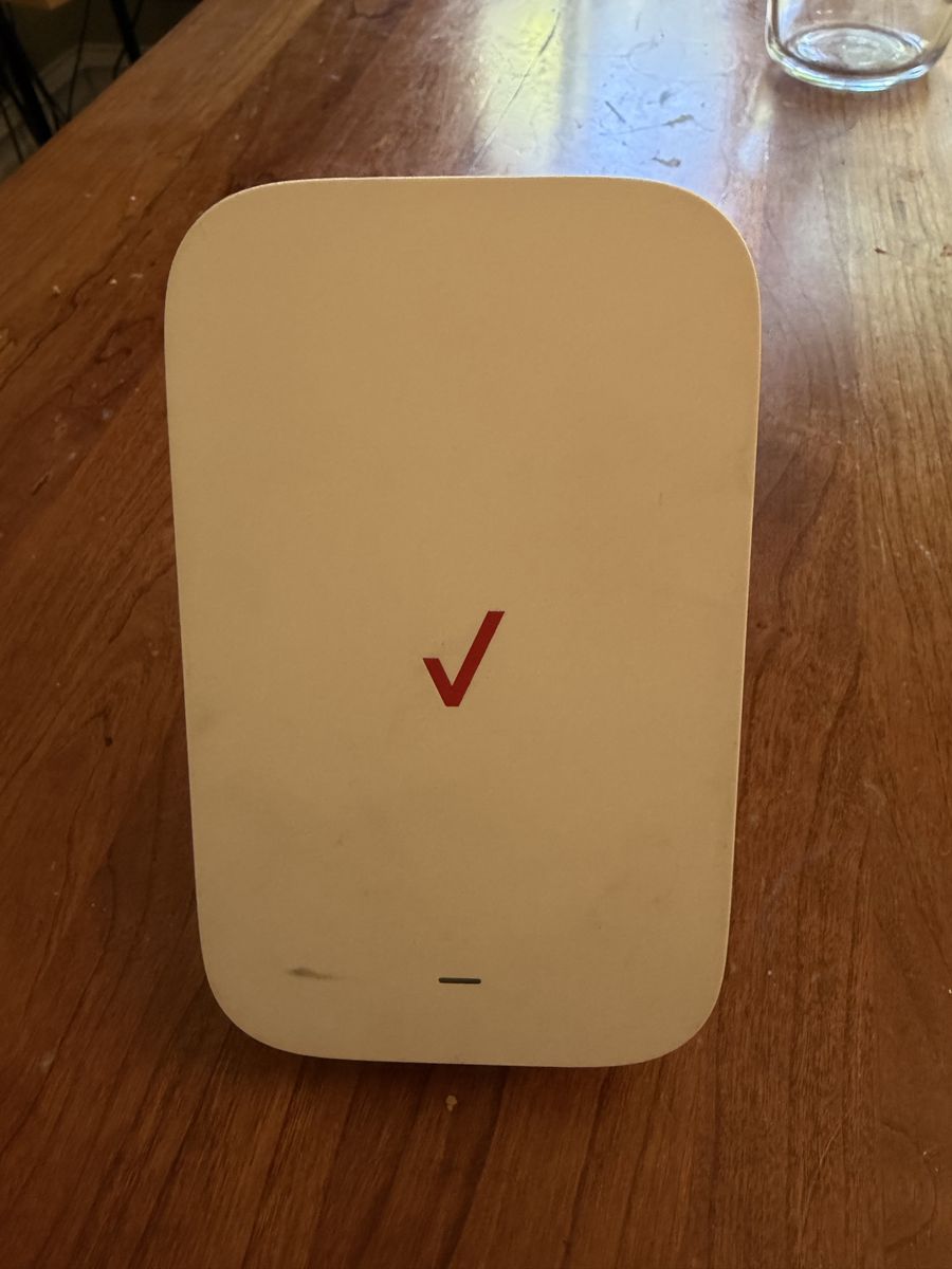 Verizon 5G Mini WiFi Extender CME1000 - Wall Plug-in for Enhanced Coverage