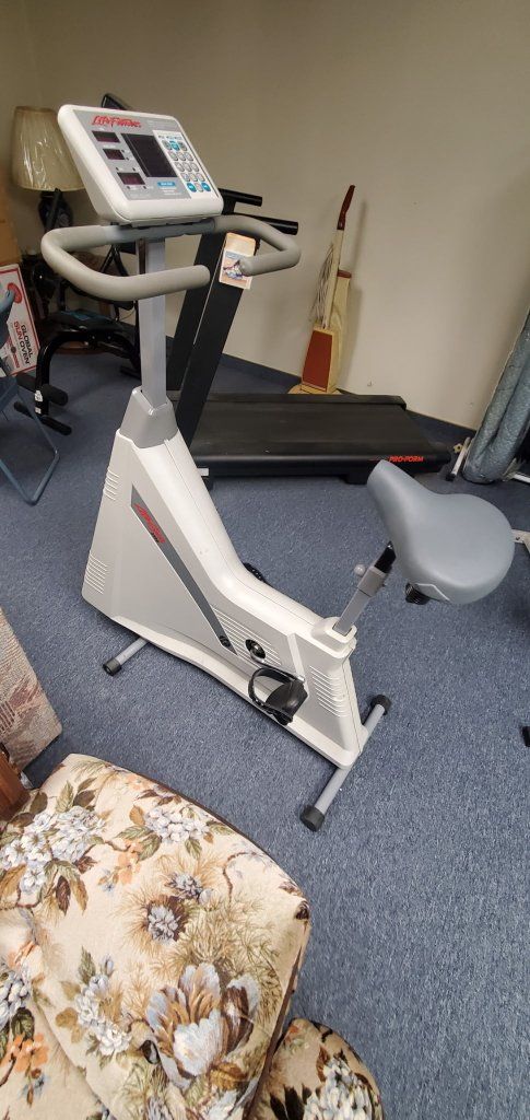 Life Fitness Lifecycle 5500 Upright Exercise Bike