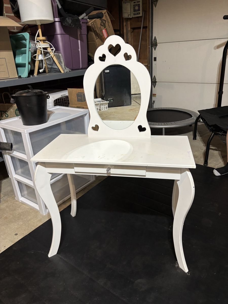 Little girls White Vanity Dressing Table w/ Heart Mirror & Drawer