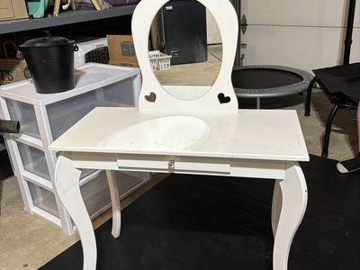 Little girls White Vanity Dressing Table w/ Heart Mirror & Drawer