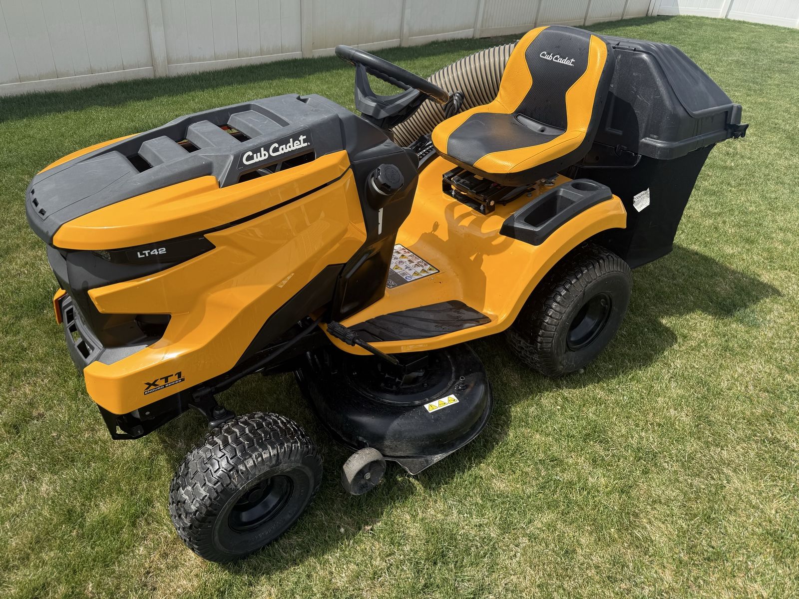 Cub Cadet XT1 LT42 Ridng Lawnmower w/ Bagger
