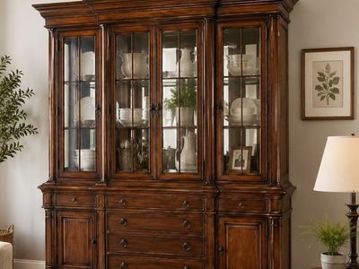 Thomasville Fredericksburg Collection China Cabinet solid wood -curio EUC LNC
