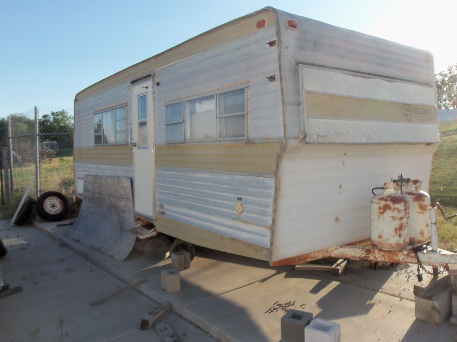 1973 23 FOOT SECURITY TRAVELER