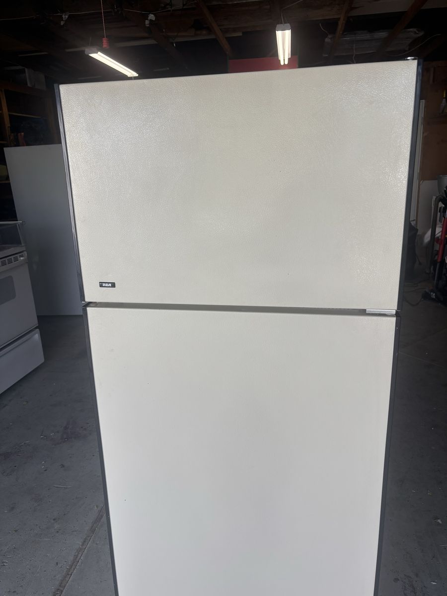 Clean RCA Refrigerator / Freezer – Works Great!