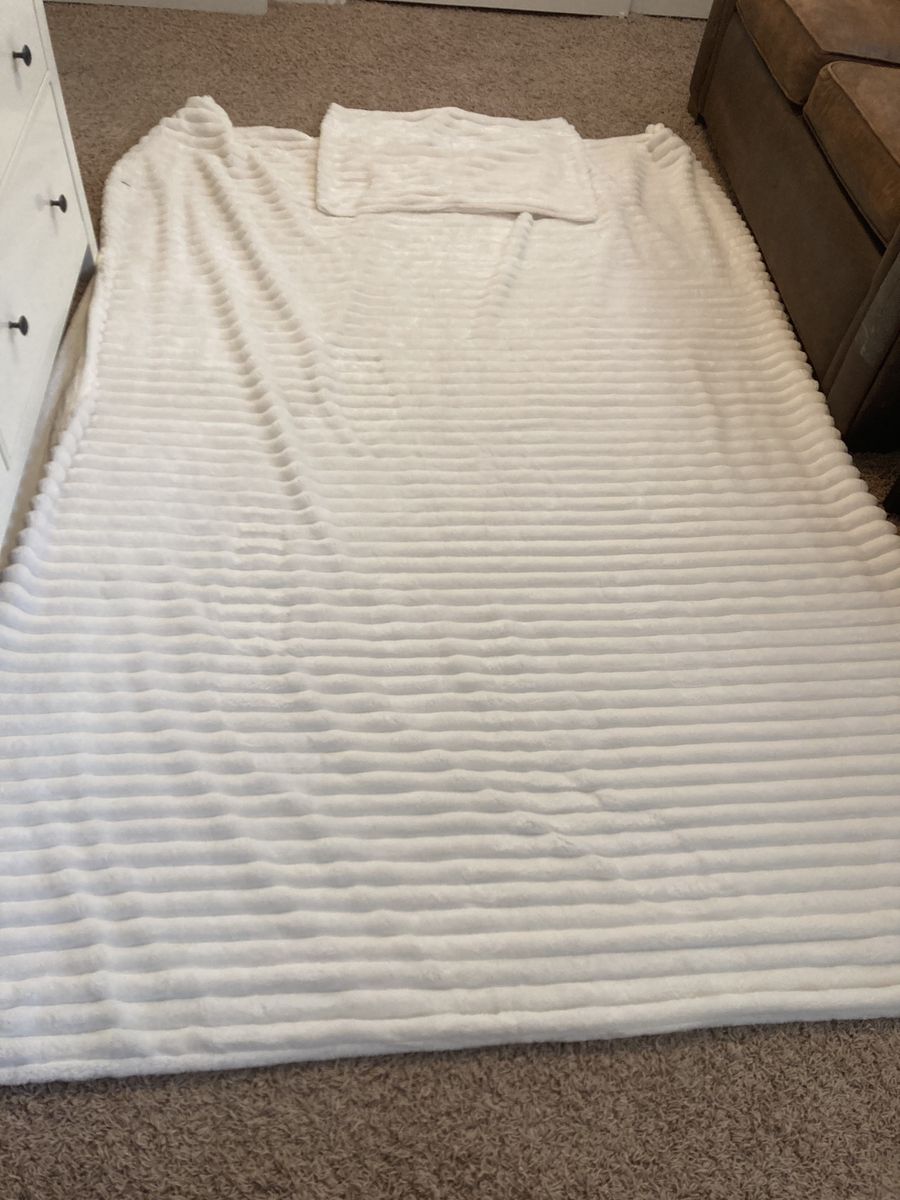 Bedsure Twin comforter/duvet cover plush cream fabric, never used