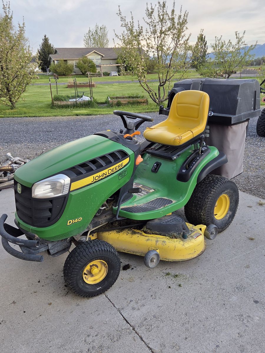 D140 with bagger john deere