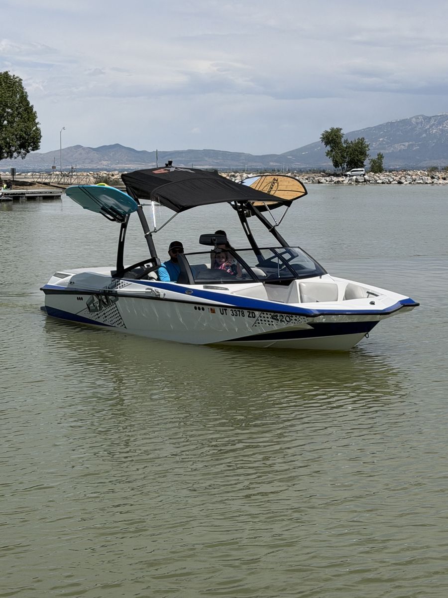 2012 Axis A20 surf/wake boat