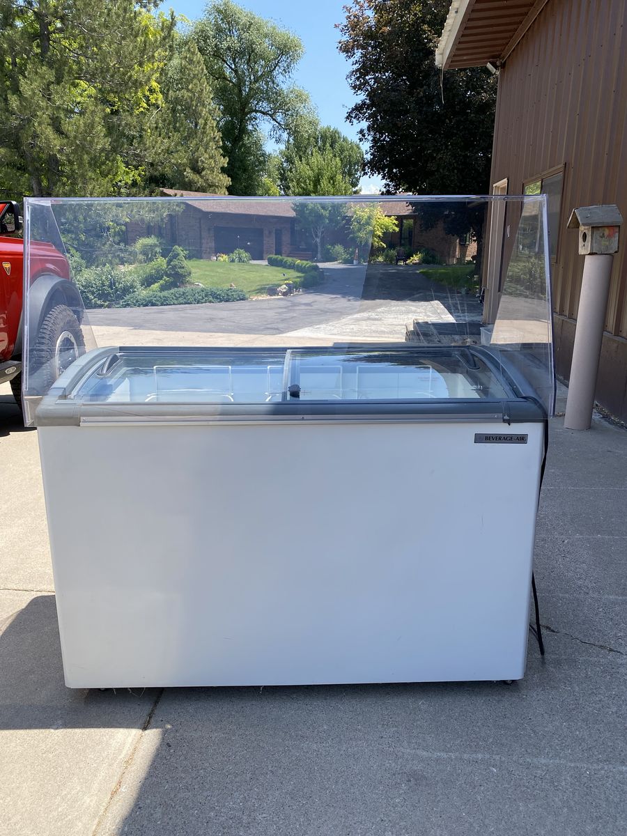 Commercial freezer for dipping ice cream