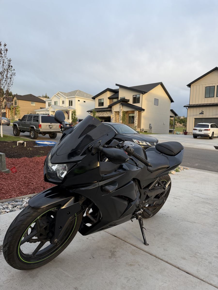 Kawasaki Ninja 250 Black Sport Motorcycle - Excellent Condition, Low Miles