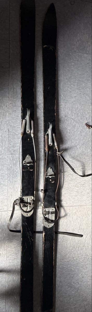 Misc vintage ski set