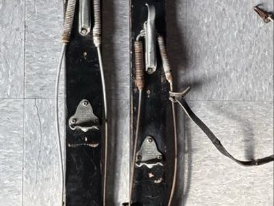 Misc vintage ski set