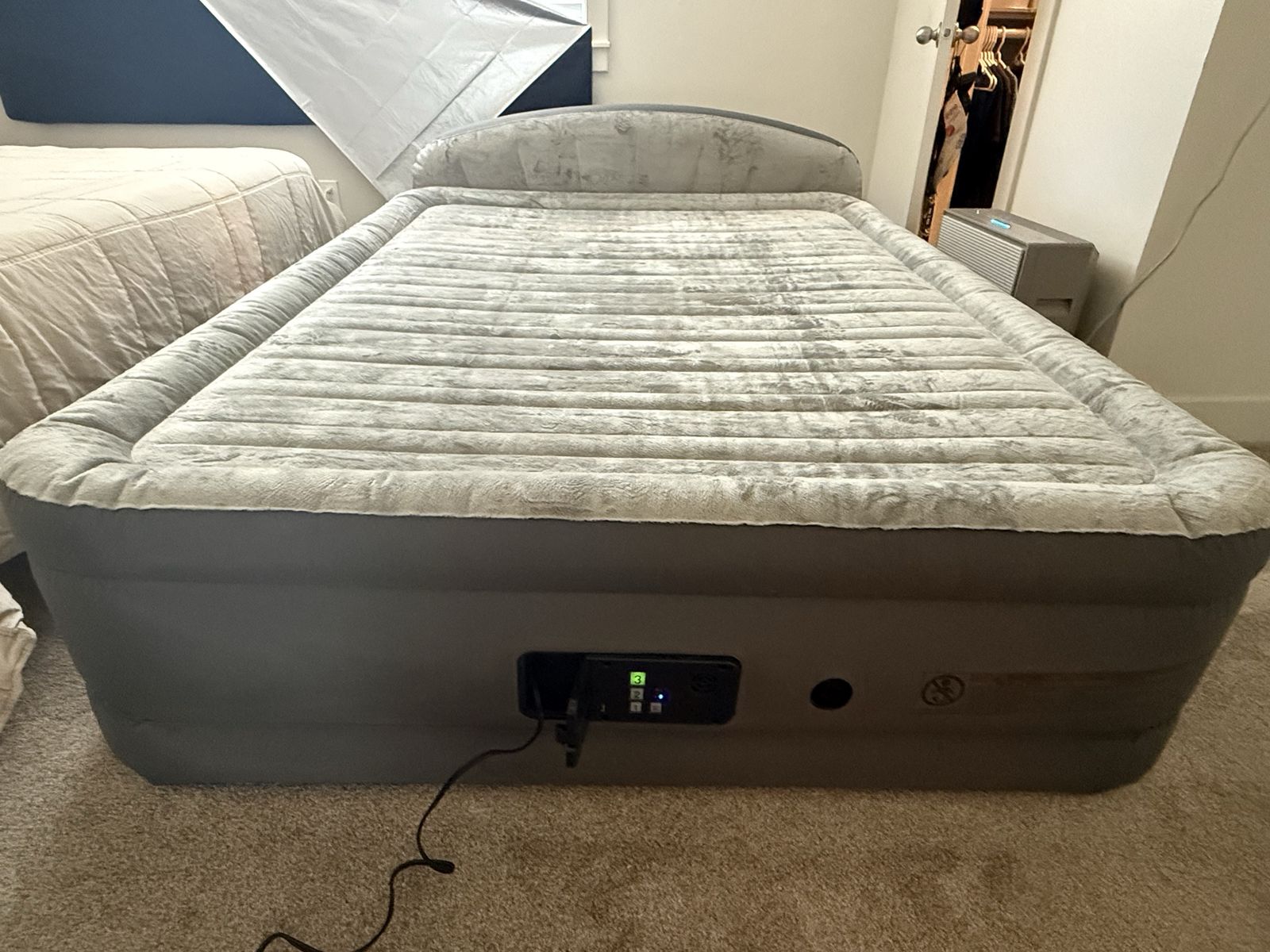 Queen size blow up mattress