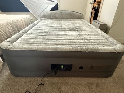 Queen size blow up mattress