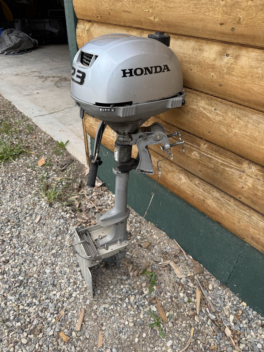 Honda 2.3 HP Outboard with removable reverse rock guard. excellent condition!