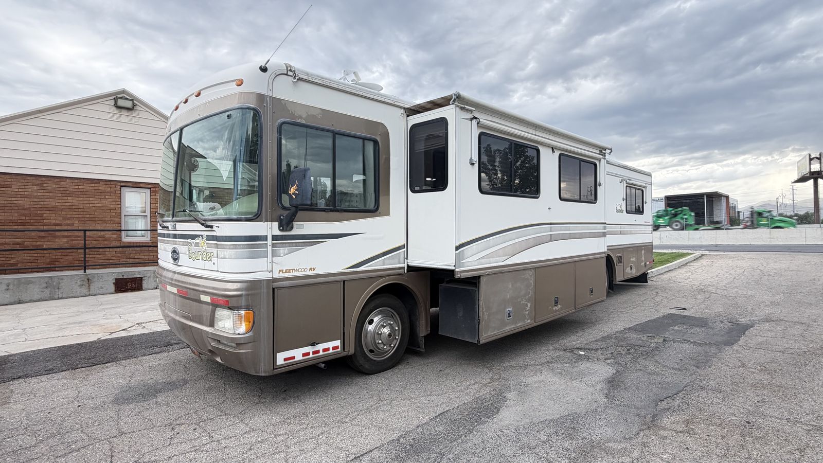 2000 Fleetwood Bounder 39z diesel pusher with slide
