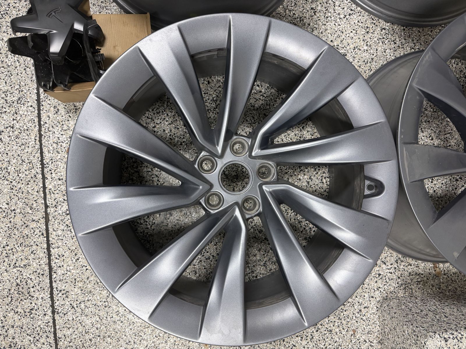 Set of (4) Tesla 20" Helix wheels off of 2026 Model Y Juniper