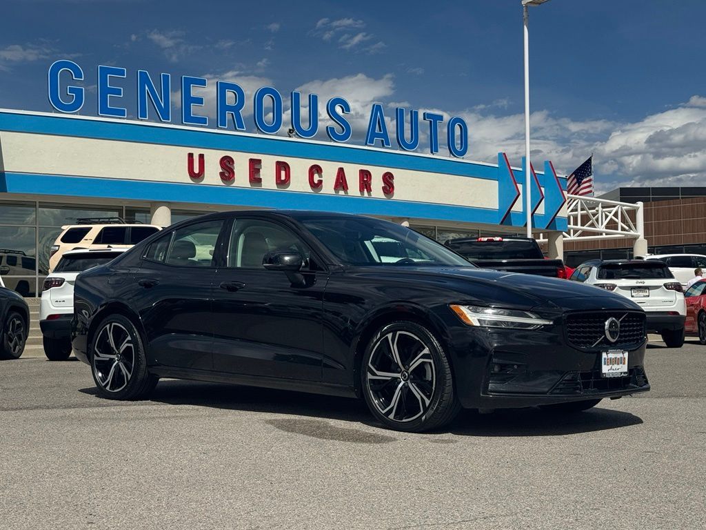 2024 Volvo S60 B5 Plus Dark Theme