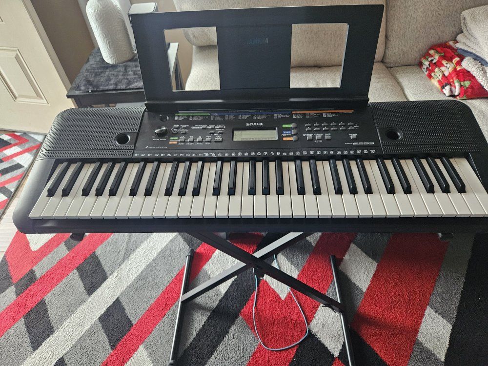 YAMAHA PORTABLE KEYBOARD  WITH STAND 