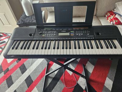 YAMAHA PORTABLE KEYBOARD WITH STAND