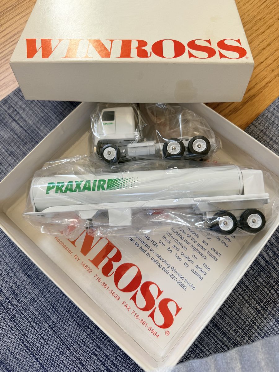 Winross Praxair Tanker Truck Model 1/64 Scale