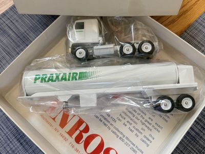 Winross Praxair Tanker Truck Model 1/64 Scale