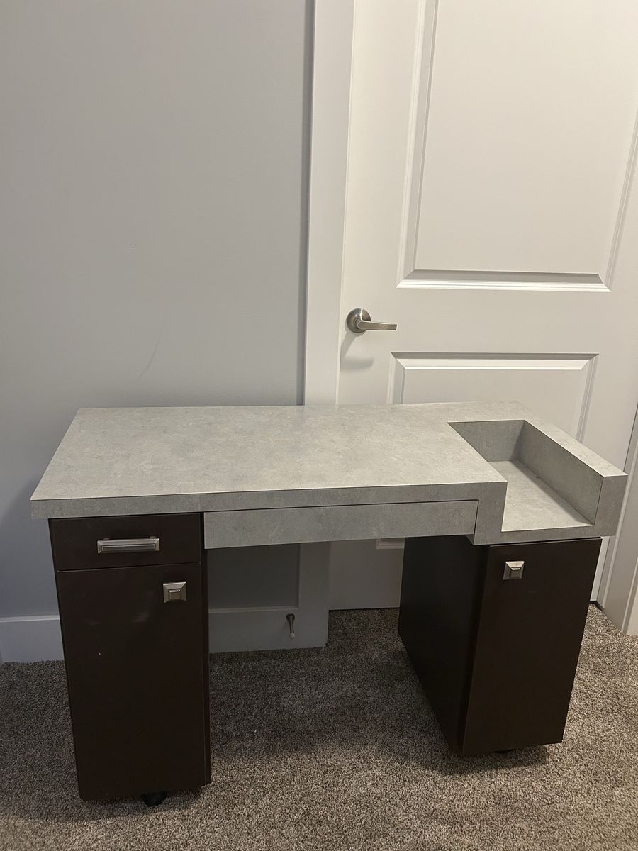 Salon desk