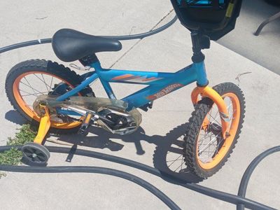 Hot Wheels Kids' Training Wheel Bike - Blue/Orange