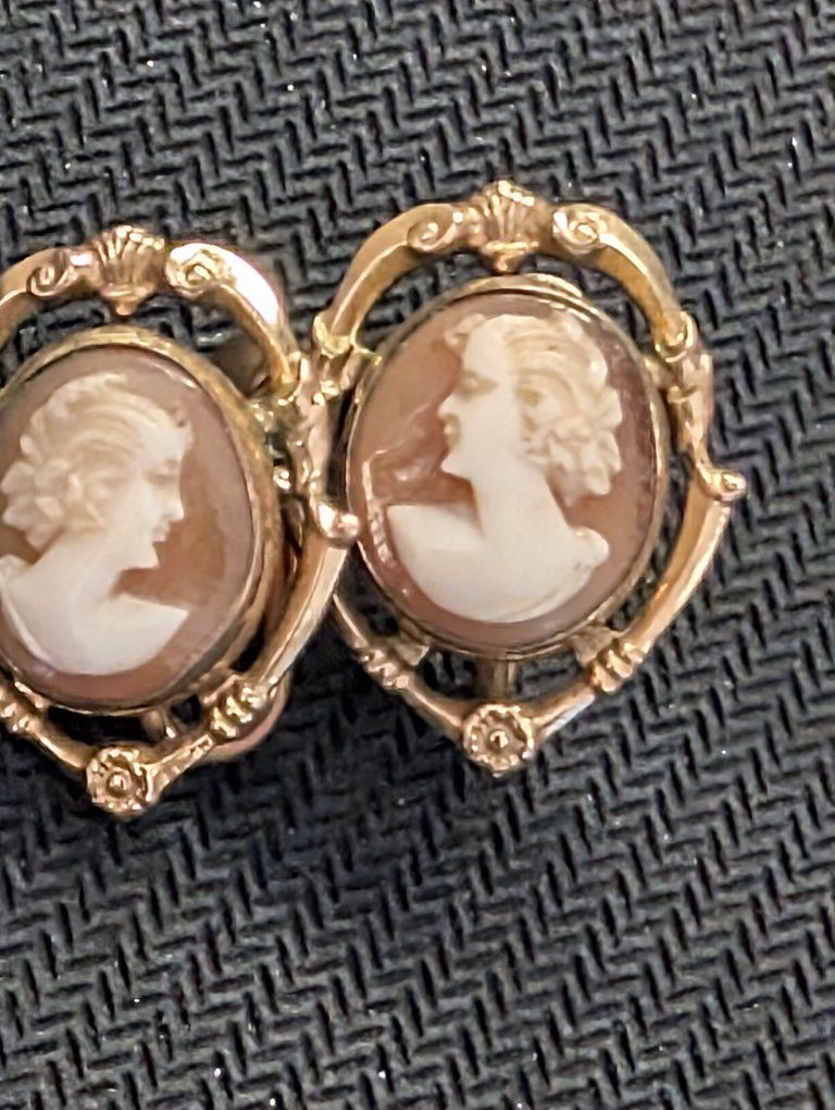 vintage 12 k gold filled cameo earrings. excellent condition located in Roy venmo or cash fcfs