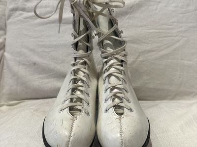 No Brand Women’s Size 7 White Figure Skates
