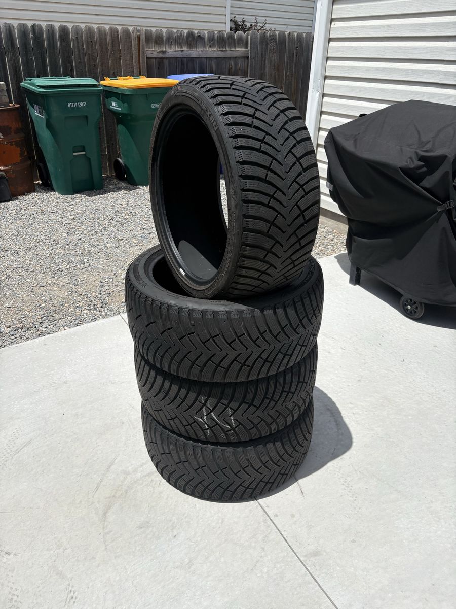 Set of 4 winter tires 245/40R18