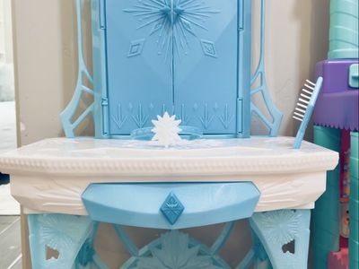 Disney Frozen Elsa's Magical Ice Vanity