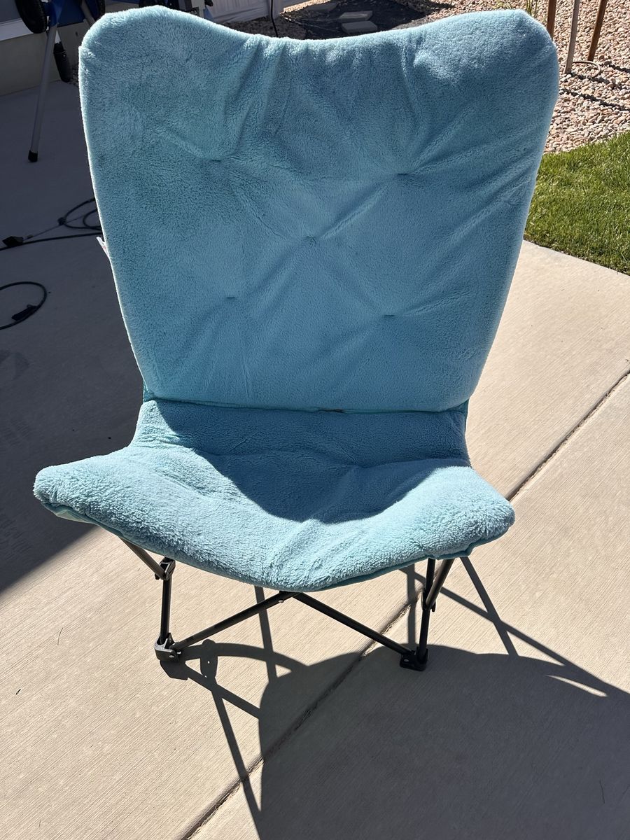 Folding indoor lounge chair