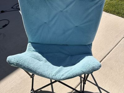 Folding indoor lounge chair
