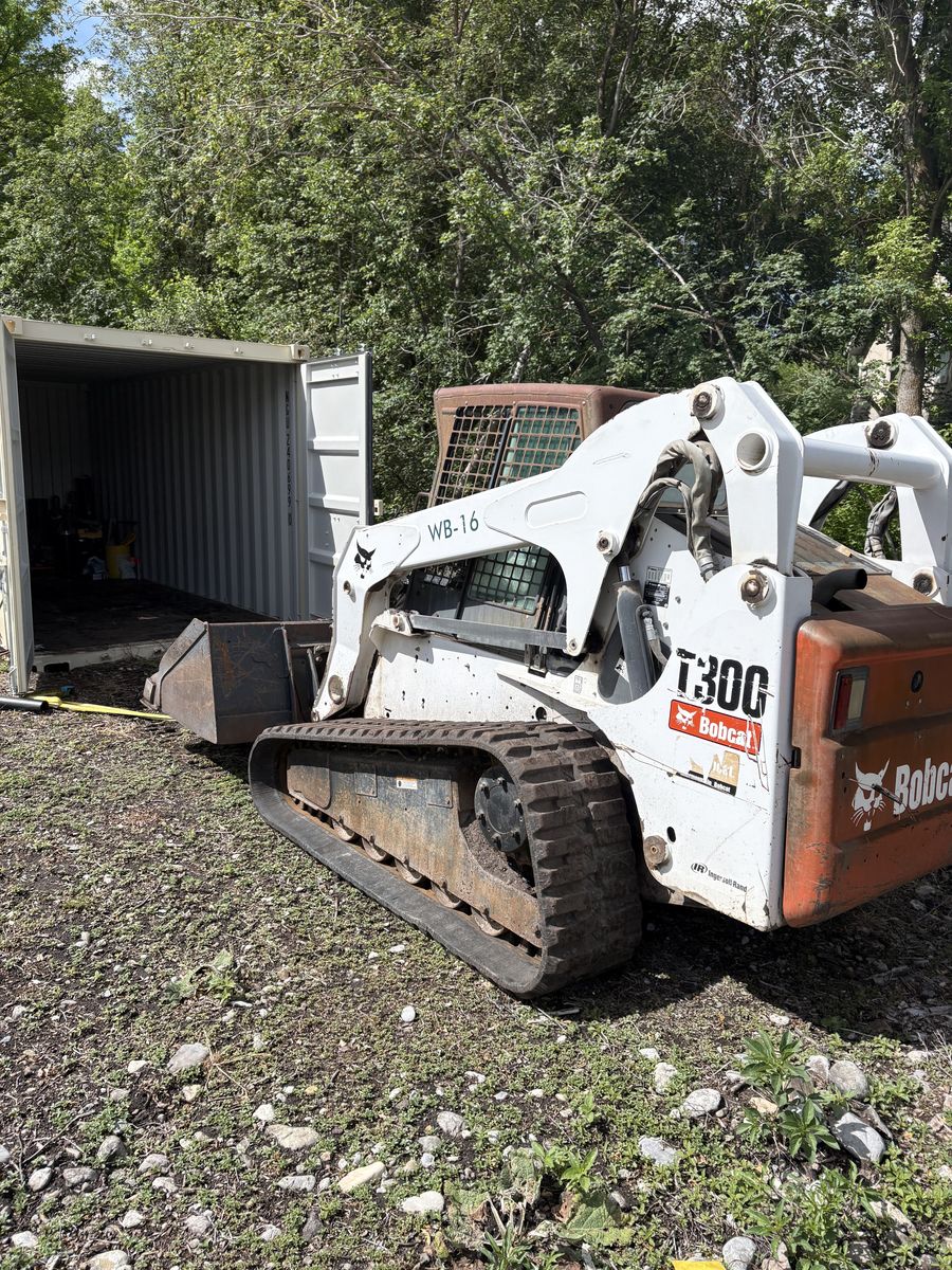 Bobcast Skidsteer T 300 and Backhoe Attachment