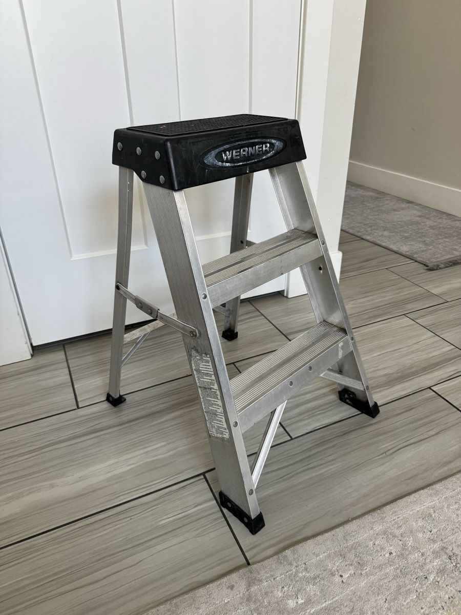 Werner 150B 2-ft ( 8-ft Reach Height ) Aluminum Type 1A - 300 lbs. Load Capacity Step ladder