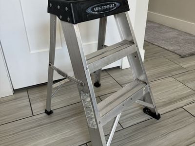 Werner 150B 2-ft ( 8-ft Reach Height ) Aluminum Type 1A - 300 lbs. Load Capacity Step ladder