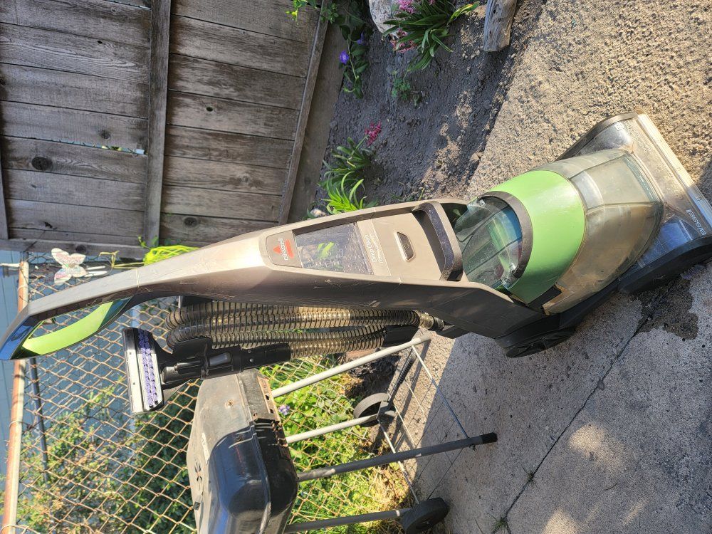 BISSELL CARPET SCRUBBER