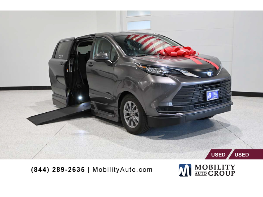 2023 Toyota Sienna LE 8-Passenger