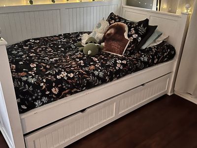 Twin day bed with twin bed trundle.