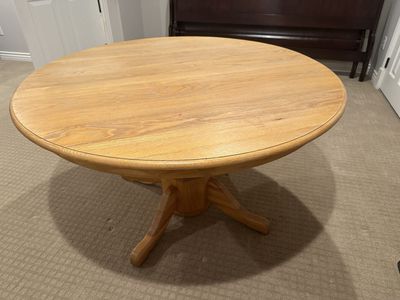 Extendable Dinning Table w/6 Chairs