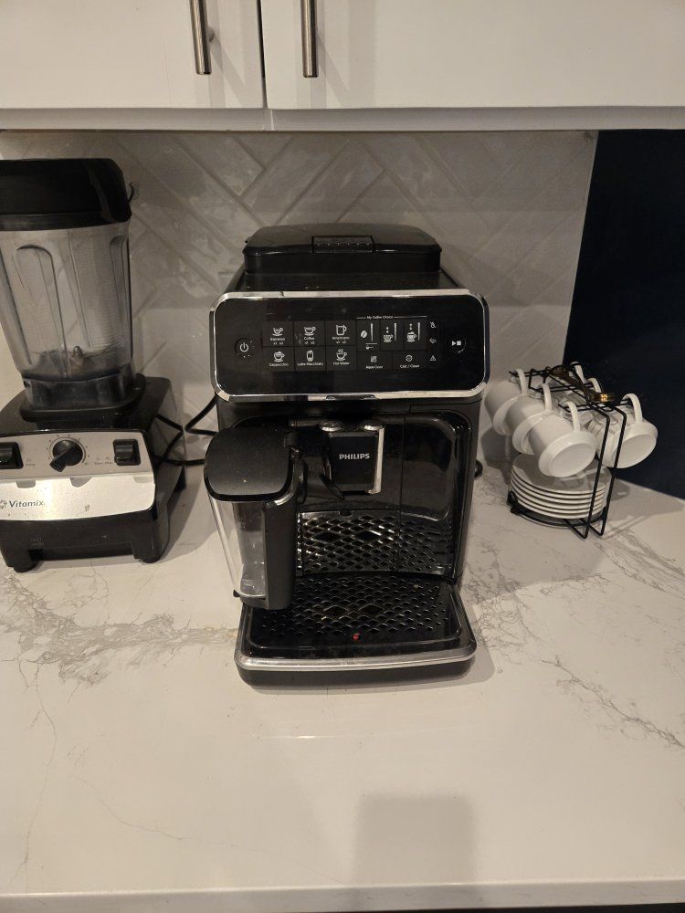 Philips 3200 Series LatteGo Automatic Espresso Machine EP3241/54 Black - Like New