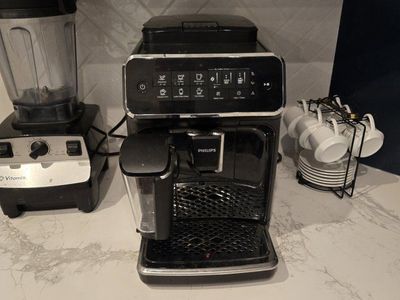 Philips 3200 Series LatteGo Automatic Espresso Machine EP3241/54 Black - Like New